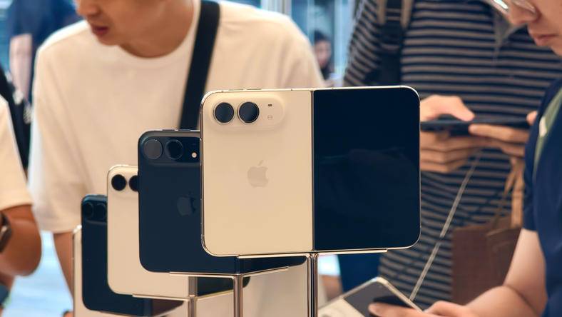 iPhone Duo刚开卖,内屏就裂了?
